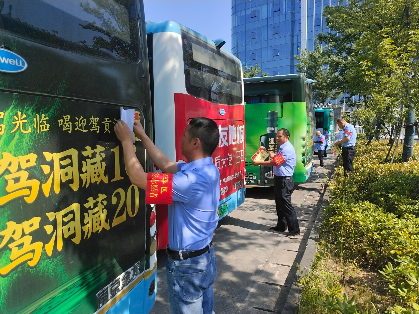 落实右转必停   守护安全出行