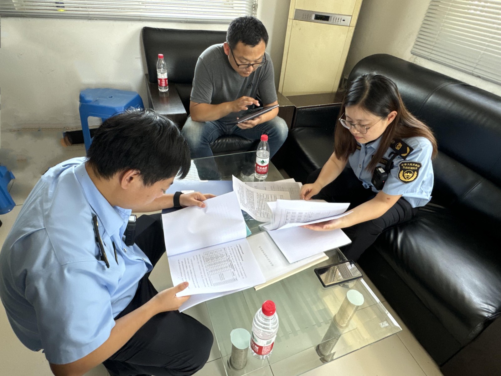 守护绿水青山   共筑环保铁壁