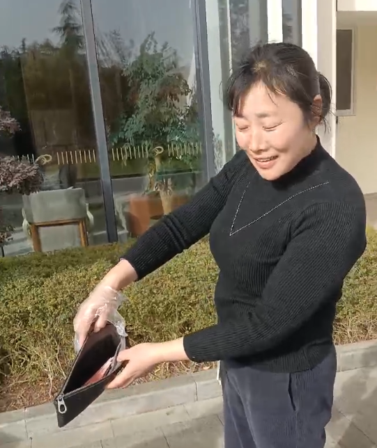 平凡岗位见诚信   保洁员拾金不昧暖人心