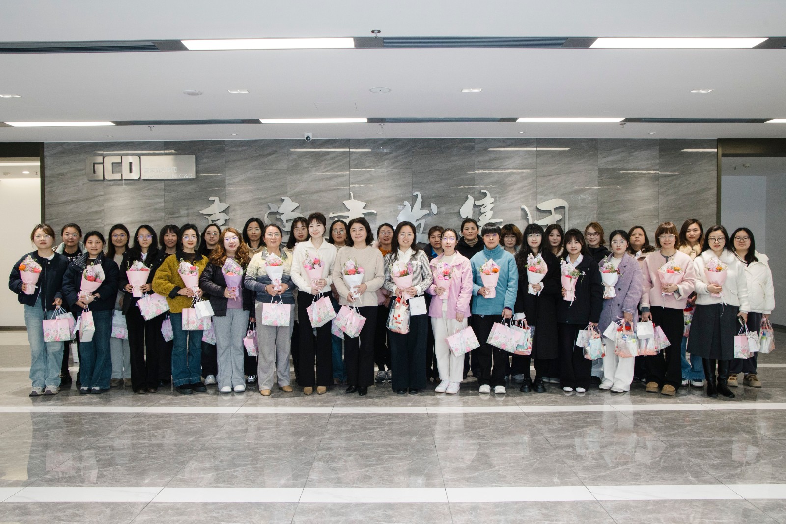 珠韵芳华  悦享美好——集团公司本部与国邦公司联合开展三八妇女节珍珠DIY主题活动